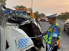 Petugas PJR 3 Polda Jatim saat olah TKP truk yang mengalami kecelakaan di ruas tol JoMo.( Foto: PJR 3 Polda Jatim)