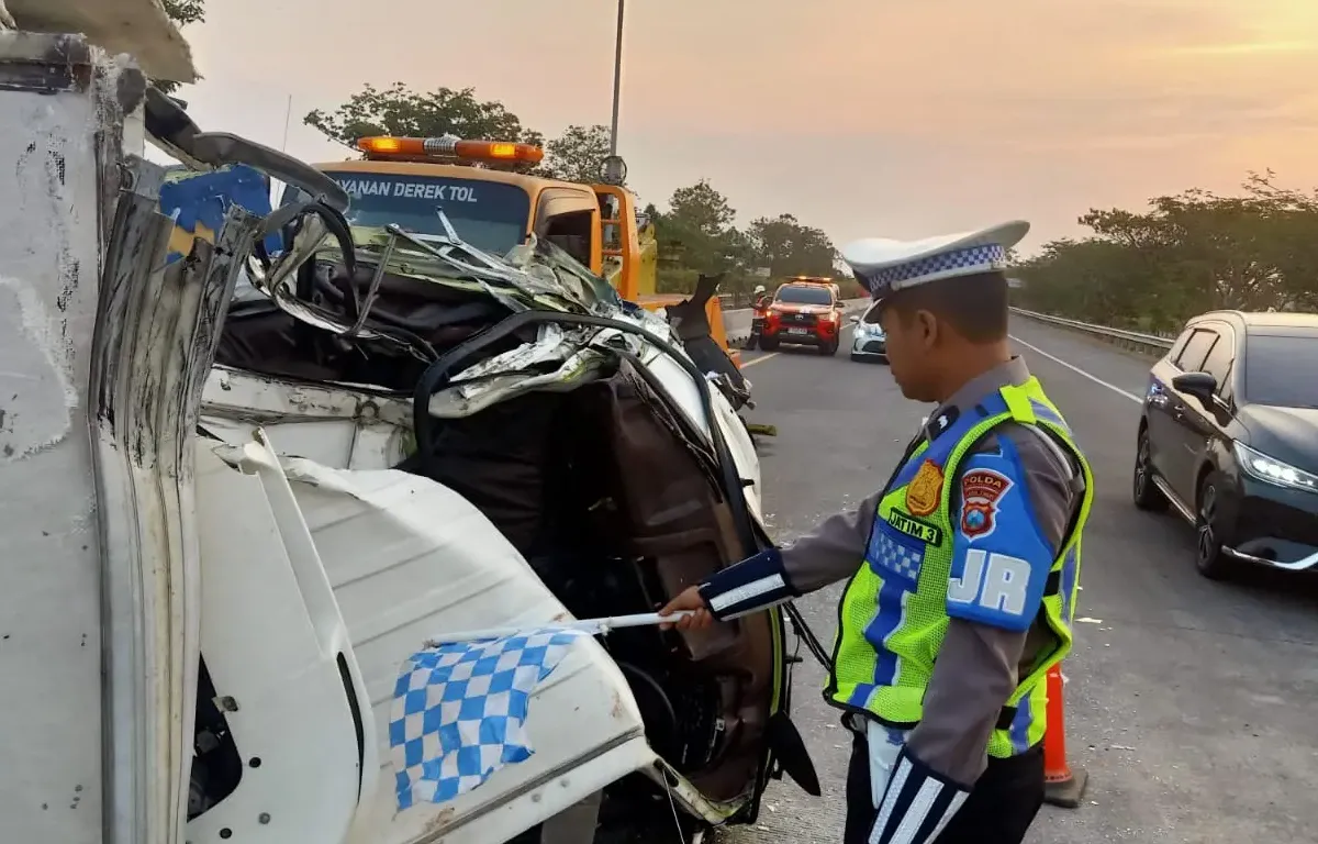 Diduga Mengantuk, Truk Boks Tabrak Truk Tangki di Tol JoMo, Dua Orang Luka