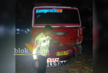 Petugas Satlantas Polres Jombang menunjukkan kendaraan truk kontainer yang terlibat kecelakaan.(foto: blok-a.com/Syahrul Wijaya)