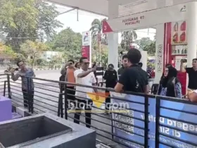 Petugas gabungan Polres Blitar Kota dan Disperindag saat melakukan sidak di SPBU kawasan Kebon Rojo, Kota Blitar. (foto: blok-a.com/Fajar)