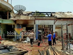 Petugas gabungan dan warga berupaya memadamkan api di lokasi kejadian (foto: blok-a.com/Fajar Agustyono)