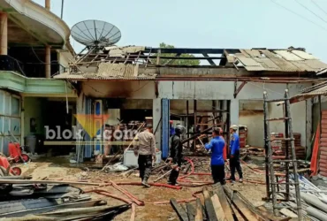 Petugas gabungan dan warga berupaya memadamkan api di lokasi kejadian (foto: blok-a.com/Fajar Agustyono)