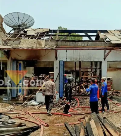 Petugas gabungan dan warga berupaya memadamkan api di lokasi kejadian (foto: blok-a.com/Fajar Agustyono)