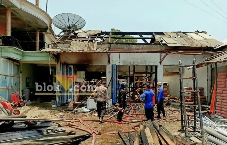 Petugas gabungan dan warga berupaya memadamkan api di lokasi kejadian (foto: blok-a.com/Fajar Agustyono)