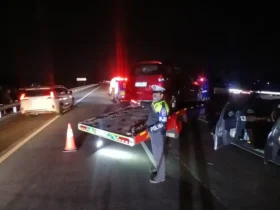 Petugas melakukan pengaturan arus lalu lintas guna mencegah kemacetan, melaksanakan olah tempat kejadian perkara (TKP), dan evakuasi korban.(Foto: PJR 3 Polda Jatim)