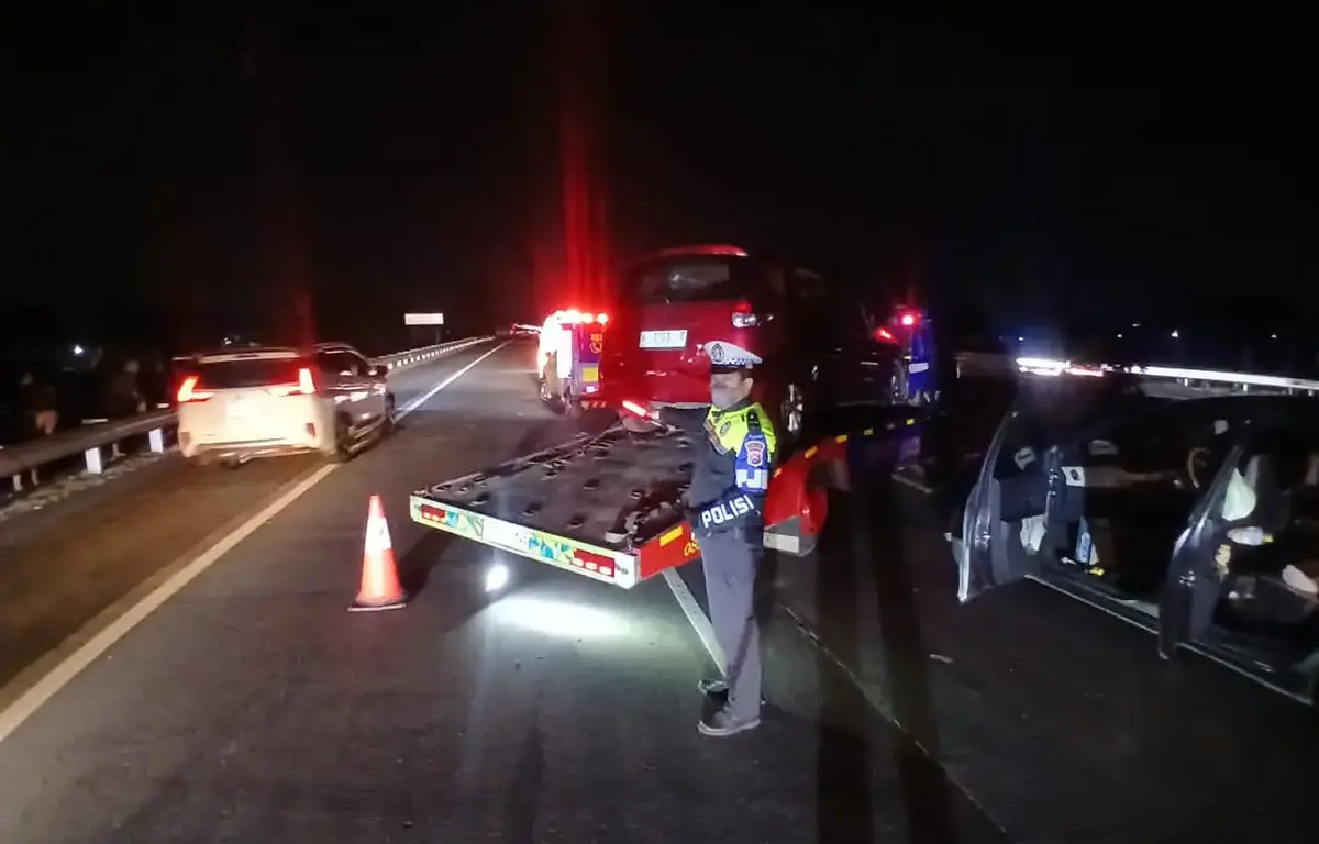 Diduga Sopir Mengantuk, Towing Tabrak Truk Fuso Picu Kecelakaan Beruntun 5 Kendaraan di Tol Sumo