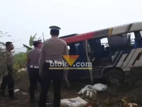 Polisi saat berada di lokasi kejadian Isuzu Elf yang mengalami rem blong. (foto: blok-a.com/Syahrul Wijaya)