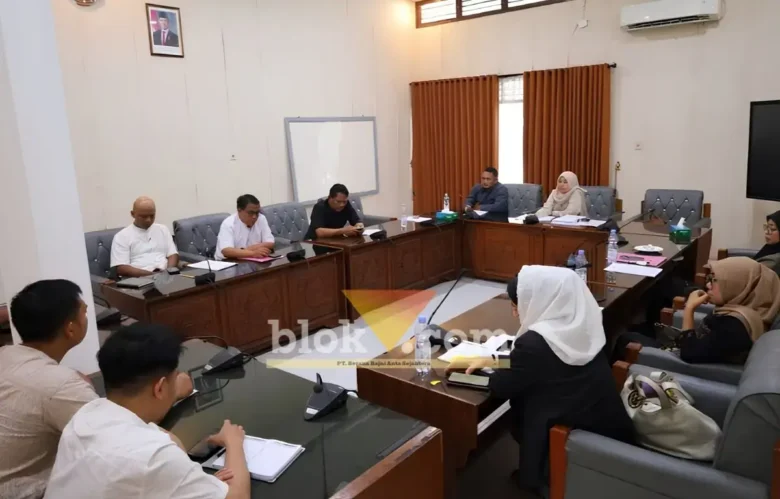 Saat gelar rapat kerja, Ketua Pansus II DPRD Banyuwangi, Inayanti Kusumasari bahas Raperda pembentukan produk hukum daerah, Senin (19/10/2026) (foto: blok-a.com/Kuryanto)