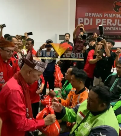 Said Abdullah, Anggota DPR RI Fraksi PDI Perjuangan saat memberikan tali asih kepada ojol (blok-a.com / Yogga Ardiawan)