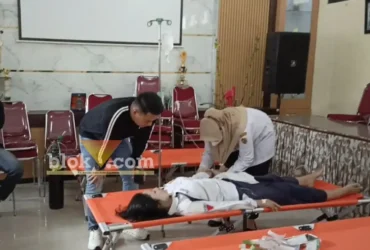 Salah satu siswa SMPN 1 Mojoanyar yang sedang menjalani perawatan di Puskesmas Gayaman, Mojoanyar, Mojokerto (foto: blok-a.com/Syahrul Wijaya)