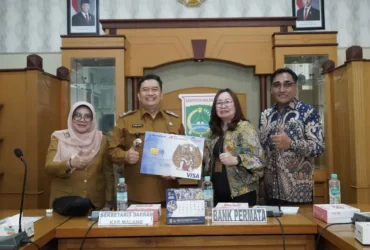 Sekda Kabupaten Malang, Budiar saat peluncuran kartu debit Garudeya (foto: dok. Prokopim)