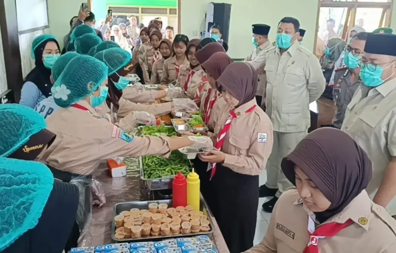Siswa SMPN 1 Kepanjen lebih suka MBG prasmanan, makanan hangat dan minim sisa (foto: istimewa)