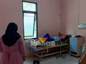 Siswa yang diduga mengalami keracunan saat dirawat di Puskesmas Gayaman, Mojoanyar, Mojokerto. (foto: blok-a.com/Syahrul Wijaya)