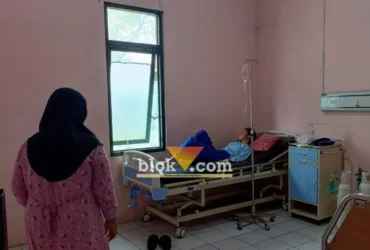 Siswa yang diduga mengalami keracunan saat dirawat di Puskesmas Gayaman, Mojoanyar, Mojokerto. (foto: blok-a.com/Syahrul Wijaya)