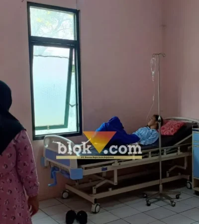 Siswa yang diduga mengalami keracunan saat dirawat di Puskesmas Gayaman, Mojoanyar, Mojokerto. (foto: blok-a.com/Syahrul Wijaya)