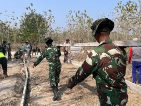 TNI dan warga bahu-membahu mengerjakan sejumlah tahapan persiapan pengecoran jalan (foto: istimewa)