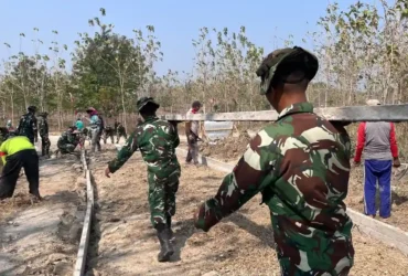 TNI dan warga bahu-membahu mengerjakan sejumlah tahapan persiapan pengecoran jalan (foto: istimewa)