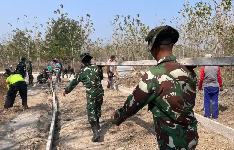 TNI dan warga bahu-membahu mengerjakan sejumlah tahapan persiapan pengecoran jalan (foto: istimewa)