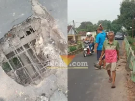Tampak warga sedang bergotong-royong memperbaiki jembatan yang berlubang dan mengatur kendaraan yang lewat (foto: blok-a.com/Syahrul Wijaya)
