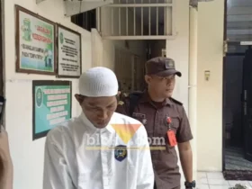 Terdakwa saat akan memasuki ruang persidangan pengadilan negeri Mojokerto (foto: blok-a.com/Syahrul Wijaya)
