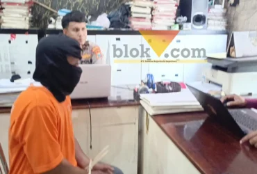 Tersangka pencurian sepeda motor saat di ruang penyidik Satreskrim Polres Mojokerto kota.(blok-a.com/Syahrul Wijaya)