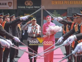 Tradisi Pedang Pora mewarnai prosesi pisah sambut Kapolres Jombang di Mapolres Jombang. (foto: blok-a.com/Syahrul Wijaya)