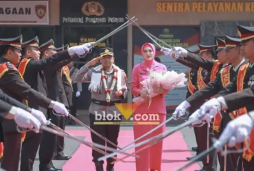 Tradisi Pedang Pora mewarnai prosesi pisah sambut Kapolres Jombang di Mapolres Jombang. (foto: blok-a.com/Syahrul Wijaya)