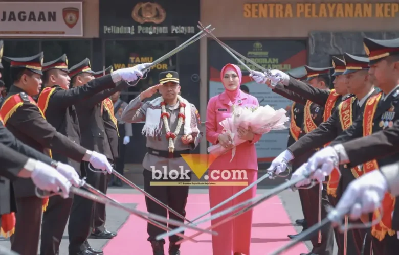 Tradisi Pedang Pora mewarnai prosesi pisah sambut Kapolres Jombang di Mapolres Jombang. (foto: blok-a.com/Syahrul Wijaya)