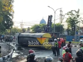 Truk Tangki MKS nopol L 9112 UY terguling di depan Masjid Agung Gresik. (foto: blok-a.com/Ivan)