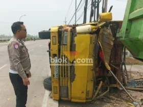 Truk pengangkut sapi yang mengalami kecelakaan saat dievakuasi (foto: blok-a.com/Syahrul Wijaya)
