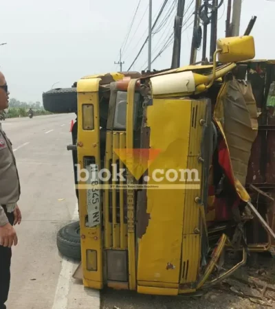 Truk pengangkut sapi yang mengalami kecelakaan saat dievakuasi (foto: blok-a.com/Syahrul Wijaya)