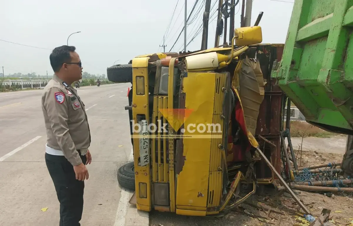 Truk Bermuatan Sapi Tabrak Dump Truk di Gudo, Sopir Luka