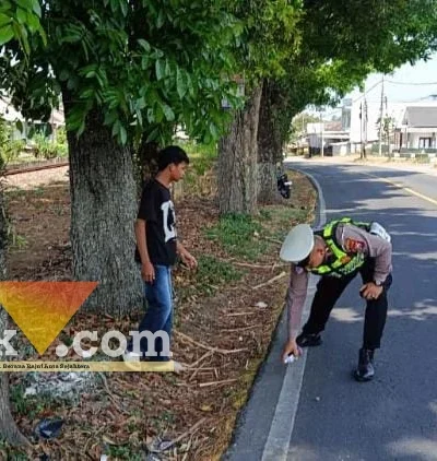 Polisi saat lakukan olah TKP di lokasi dua kecelakaan di dua tempat berbeda yang terjadi di Banyuwangi, Kamis-Jumat (15-16/10/2026)(blok-a com/Kuryanto).