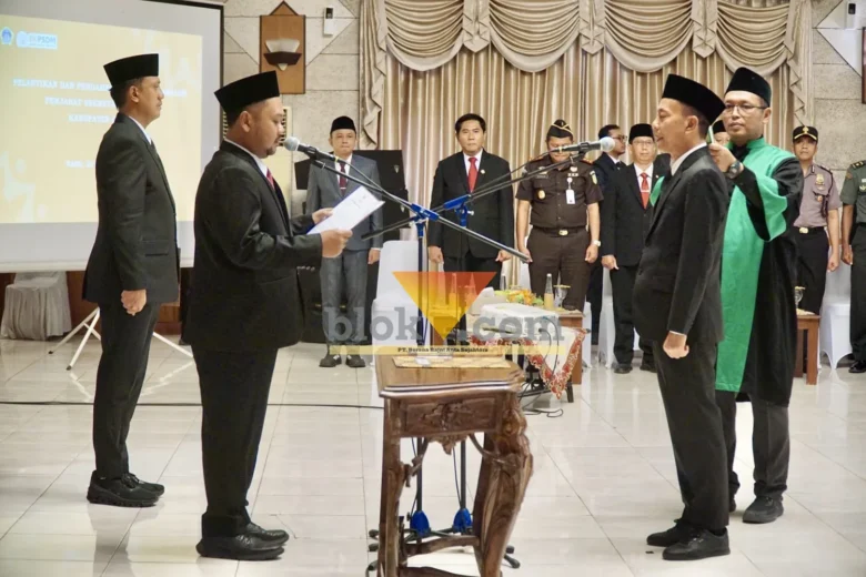 Edy Hadisiswoyo Dilantik Jadi Pj Sekda Gresik oleh Bupati Gresik Fandi Akhmad Yani.(blok-a.com/ivan) Pewarta : Ivan