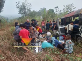 Kapolsek Pacet AKP Mohammad Khoirul Umam, bersama warga dan relawan nampak sedang mengevakuasi korban.(blok-a.com/Syahrul Wijaya)