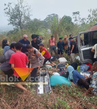 Kapolsek Pacet AKP Mohammad Khoirul Umam, bersama warga dan relawan nampak sedang mengevakuasi korban.(blok-a.com/Syahrul Wijaya)