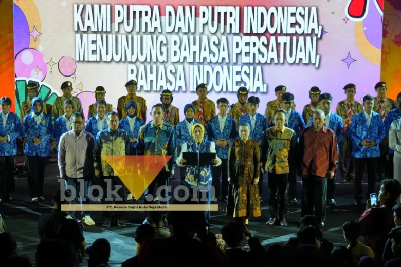 Wali kota Mojokerto Ika Puspita Sari saat membacakan Sumpah Pemuda.(blok-a.com/Syahrul Wijaya)