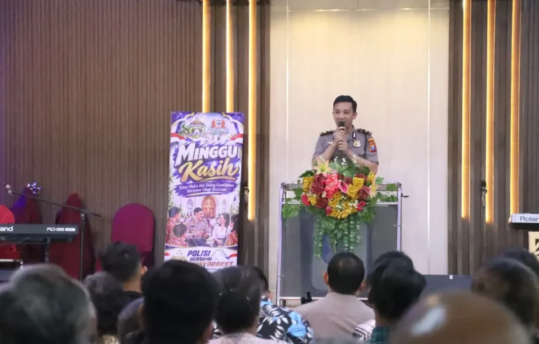 Waka Polres Mojokerto saat kunjungi Minggu kasih di gereja GPdI Hosana. (Foto: Istimewa)
