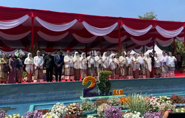 Wali Kota Batu, Nurochman, saat upacara hari jadi Kota Batu (foto: Istimewa)