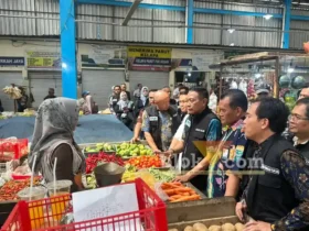 Wali Kota Malang, Wahyu Hidayat bersama Tim Pengendali Inflasi Daerah (TPID) saat sidak di Pasar Mergan, Kota Malang. (foto: blok-a.com / M Berril Labiq)