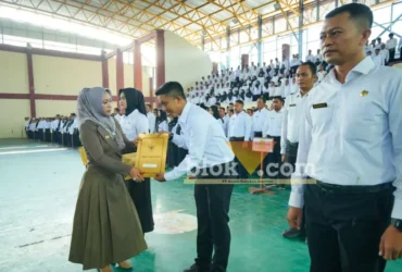 Wali Kota Mojokerto Ika Puspita Sari serahkan SK perpanjangan kerja kepada tenaga PPPK. (foto: blok-a.com/Syahrul Wijaya)
