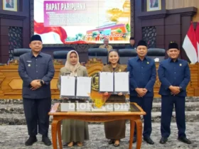 Wali kota Mojokerto Ika Puspita Sari dan Ketua DPRD kota Mojokerto Ery Purwanti menunjukkan nota kesepakatan. (foto: blok-a.com/Syahrul Wijaya)