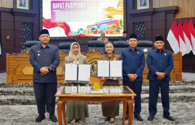 Wali kota Mojokerto Ika Puspita Sari dan Ketua DPRD kota Mojokerto Ery Purwanti menunjukkan nota kesepakatan. (foto: blok-a.com/Syahrul Wijaya)