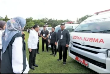 Wamenkes RI Benjamin Paulus Octavianus didampingi Bupati Ipuk Fiestiandani saat melakukan pemasangan stiker identitas Jempol Raga pada seluruh armada ambulans di Banyuwangi, Minggu (25/10/2026) (foto: blok-a.com/Istimewa)