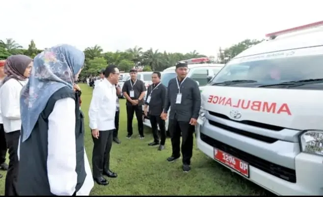 Wamenkes RI Benjamin Paulus Octavianus didampingi Bupati Ipuk Fiestiandani saat melakukan pemasangan stiker identitas Jempol Raga pada seluruh armada ambulans di Banyuwangi, Minggu (25/10/2026) (foto: blok-a.com/Istimewa)