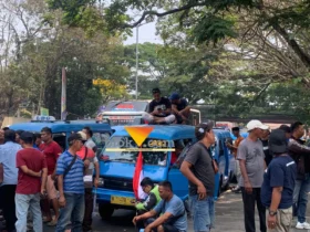Sopir angkutan umum yang tergabung dalam Front ASAM saat menggelar demonstrasi di depan Kantor Dishub Kota Malang pada Senin (28/9/2026) lalu (blok-a.com / Yogga Ardiawan)