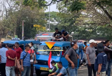 Sopir angkutan umum yang tergabung dalam Front ASAM saat menggelar demonstrasi di depan Kantor Dishub Kota Malang pada Senin (28/9/2026) lalu (blok-a.com / Yogga Ardiawan)
