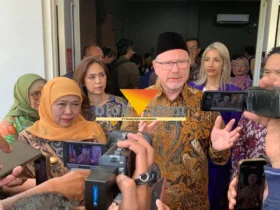 University Rector for Indonesia and Southeast Asia KCL, Prof. Simon Tenner (kanan) bersama Gubernur Jawa Timur, Khofifah Indar Parawansa (blok-a.com / Yogga Ardiawan)