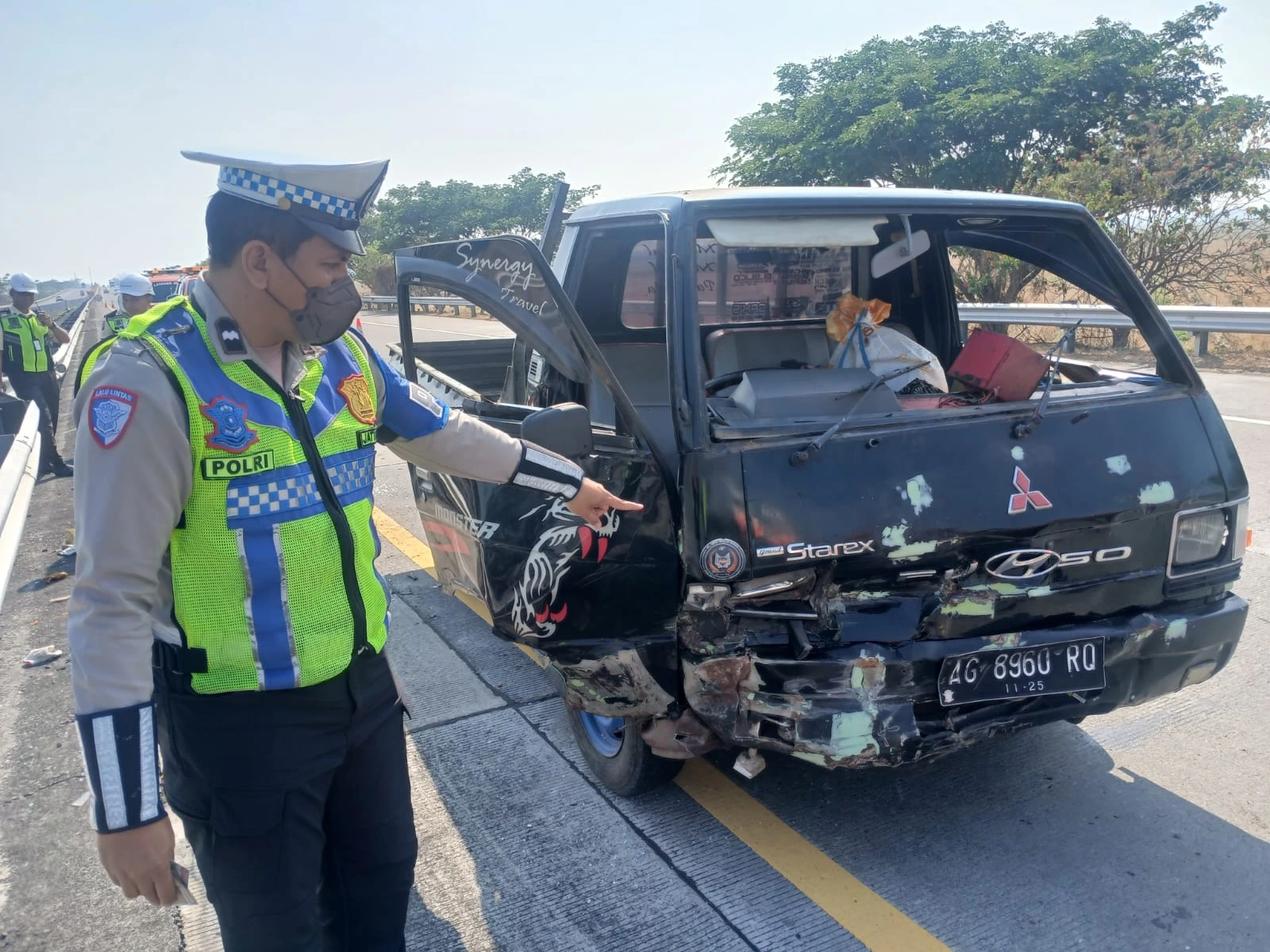 Diduga Mengantuk, Mitsubishi L300 Hantam Pembatas Tol Sumo hingga Melintang di Jalur Cepat