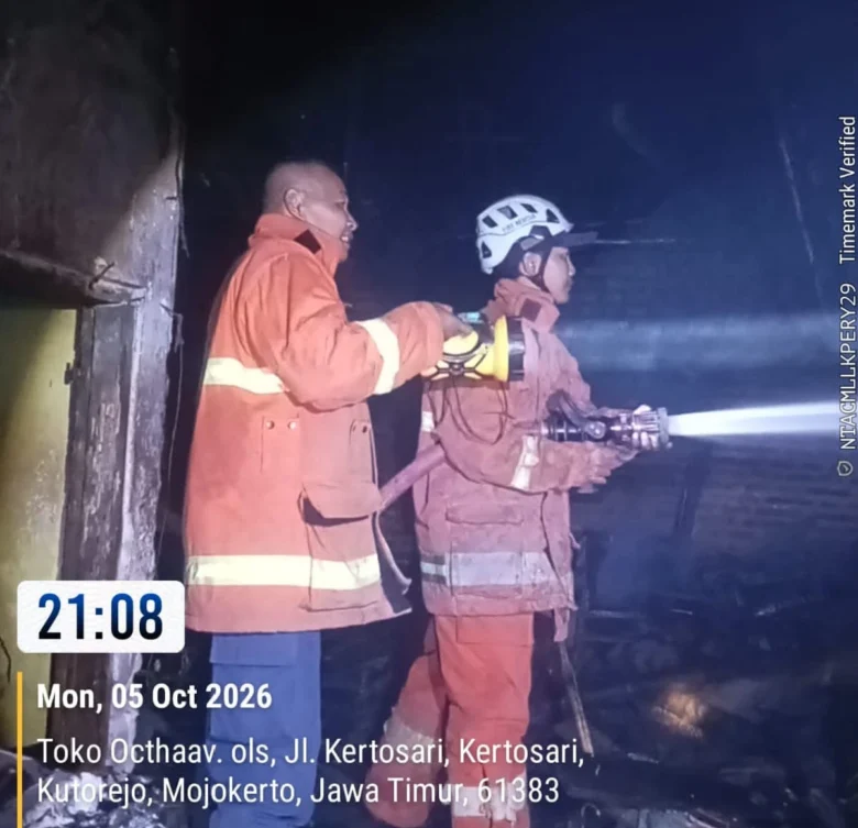 Petugas damkar melakukan upaya pemadaman. (Foto : istimewa)